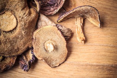 Ahşap rustik masa üzerinde kuru mantar.