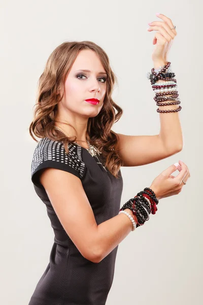 Mujer con joyas en vestido de noche negro — Foto de Stock