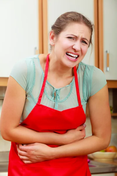 Mujer que sufre dolor de estómago dolor abdominal. — Foto de Stock