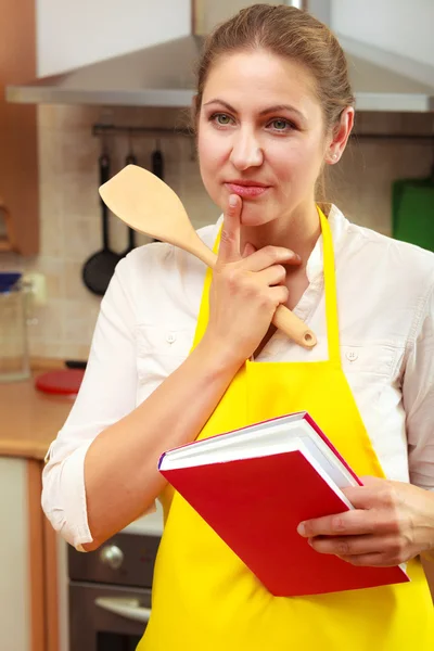 Housewife woman with cookbook in kitchen. — Stock Photo, Image