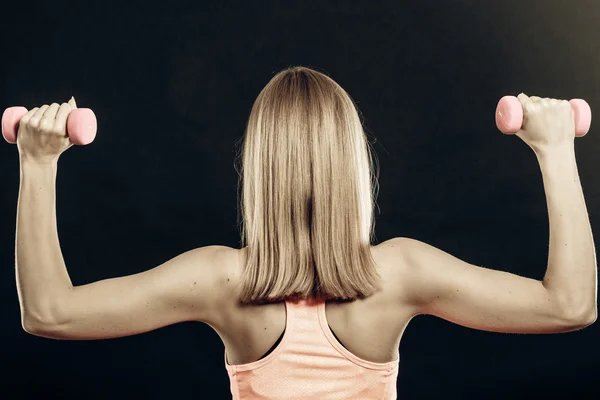 Fitness menina desportiva levantando pesos visão traseira — Fotografia de Stock