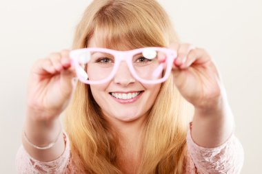 Mutlu genç kadın kız gözlüklü.