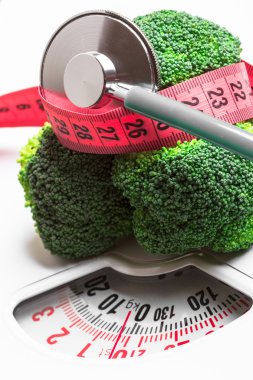 Kasette ağırlık ölçek ölçme ile brokoli. Diyet