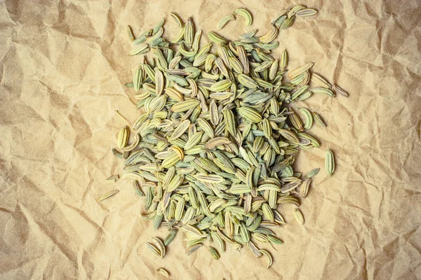 Heap de sementes de endro de erva-doce na superfície do papel — Fotografia de Stock