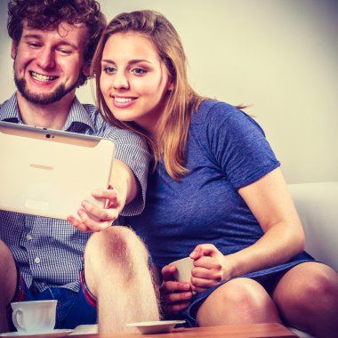 Arkadaşlar internet tablet üzerinde tarama rahatlatıcı.