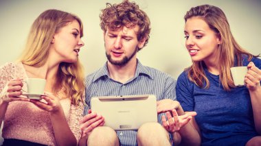 Arkadaşlar internet tablet üzerinde tarama