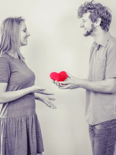 Pareja romántica el día de San Valentín. Concepto de amor . — Foto de Stock