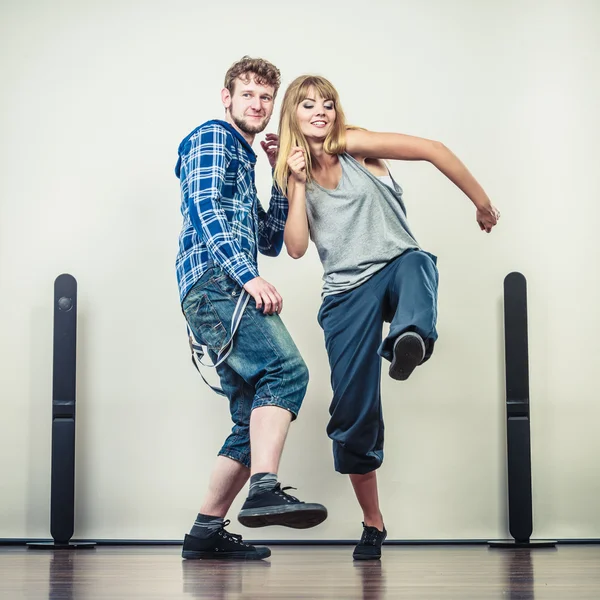 Dwa nowoczesne tancerze taniec — Zdjęcie stockowe