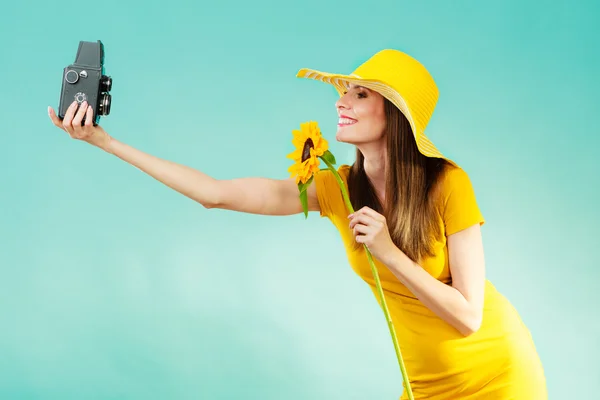Summer woman holds sunflower old camera — Stock Photo, Image