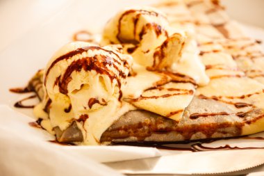 Dondurma ve çikolata sosu ile gözleme