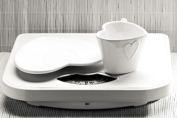 Piatto vuoto piattino e tazza tazza su bilancia . — Foto Stock