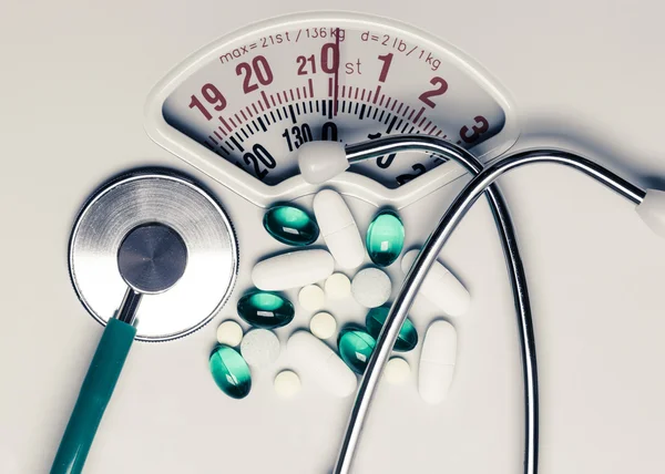 Tabletki i stetoskop na skale. Opieki zdrowotnej — Zdjęcie stockowe