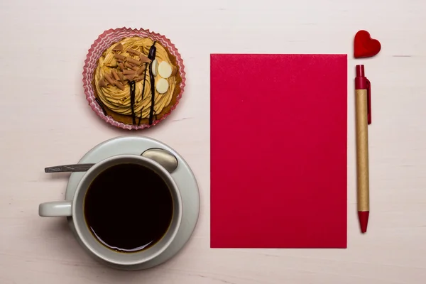 Coffee cup cupcake and red blank paper — Stock Photo, Image