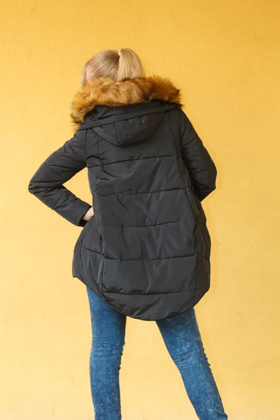 Menina da moda em casaco preto . — Fotografia de Stock