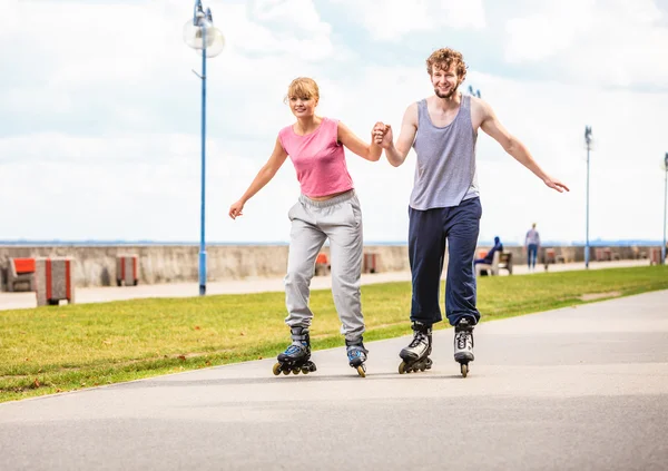 Jóvenes activos amigos patinaje al aire libre . — Foto de Stock