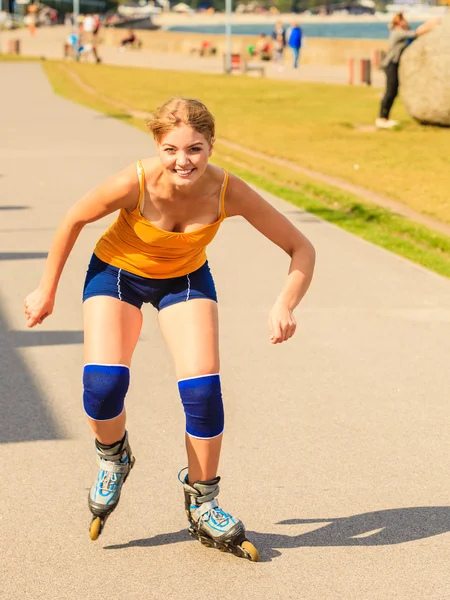 Giovane donna rollerblading all'aperto nella giornata di sole — Foto Stock