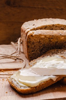 Natürmort taze ekmek tereyağı ve bal ile