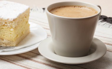 fincan kahve ve kek tablo ile