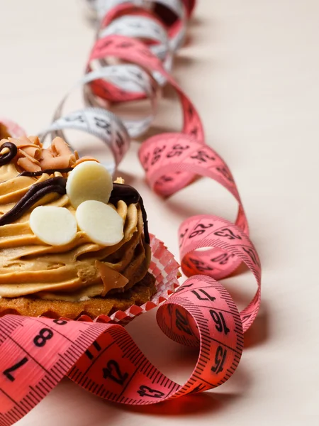Cupcake met het meten van tapes op tafel — Stockfoto
