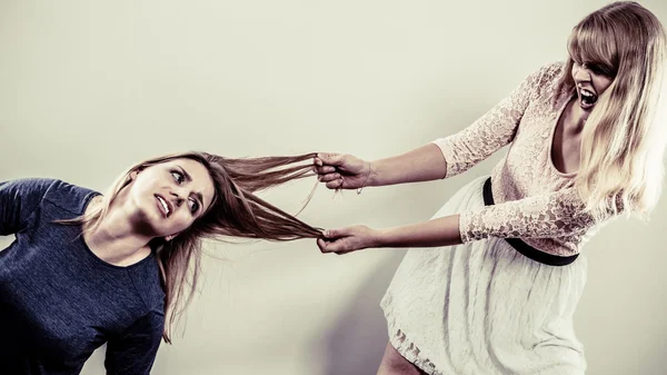 Агресивні божевільні жінки борються один з одним . — стокове фото