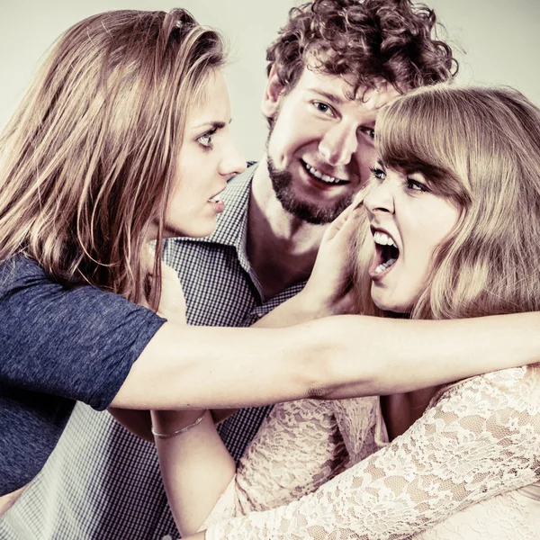 Mulheres loucas agressivas lutando pelo homem . — Fotografia de Stock