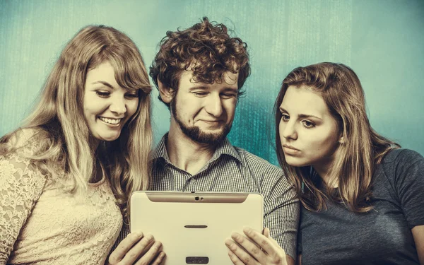 Friends relaxing browsing internet on tablet. — Stock Photo, Image