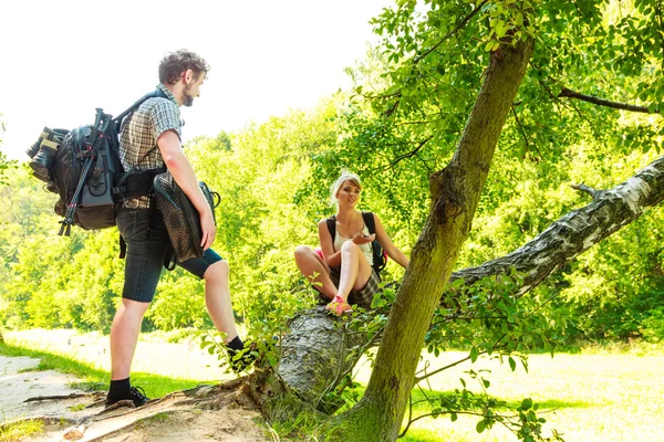 Senderismo pareja joven con mochila al aire libre — Foto de Stock