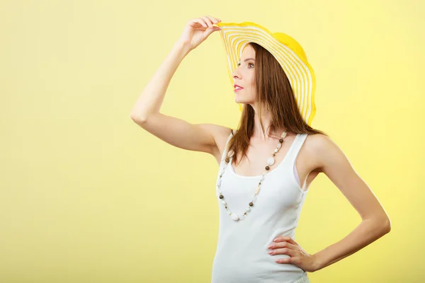 Kvinna i stora gula sommaren hatt. — Stockfoto