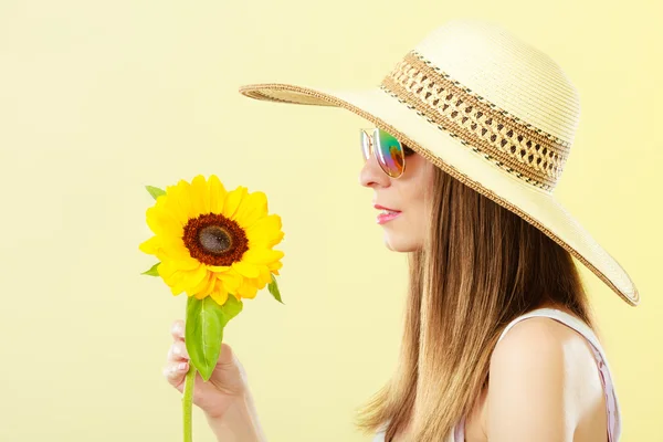 Retrato mujer atractiva con girasol — Foto de Stock