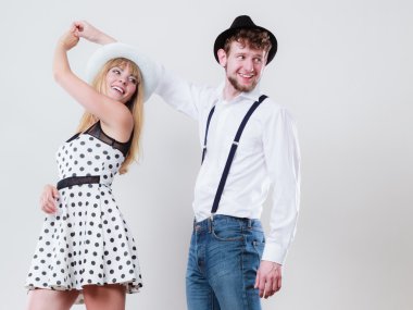 küçük mutlu bir çift dans