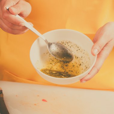 Kadın taze salata hazırlıyor.