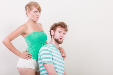 Aptal surat komik genç Çift