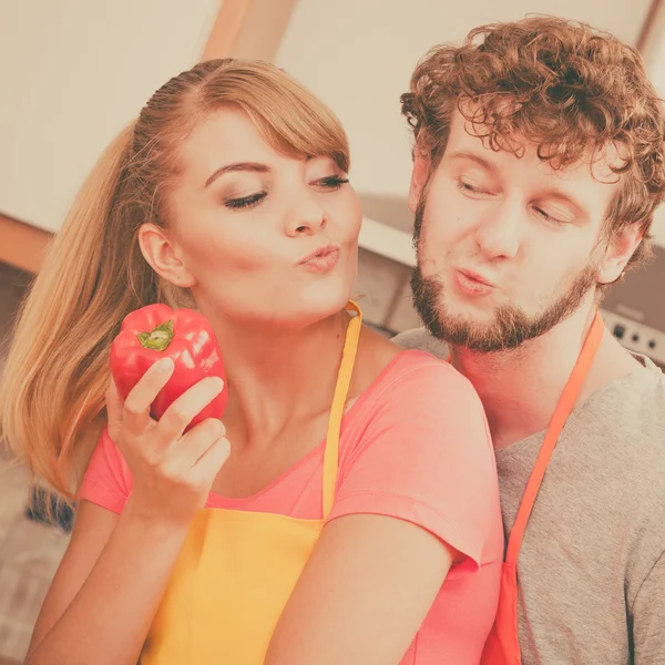 Couple préparant une salade de légumes frais — Photo