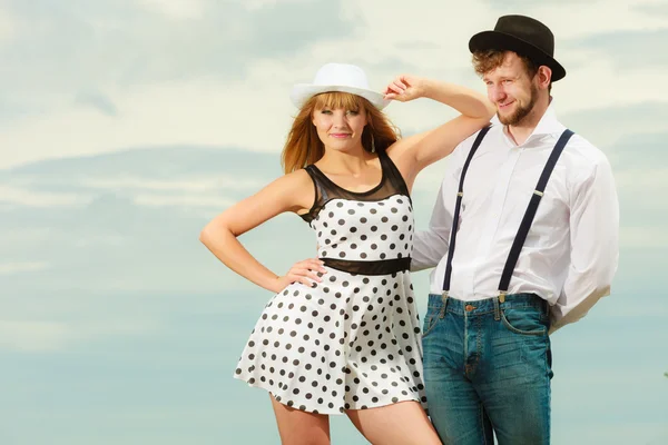 Pareja cariñosa estilo retro coqueteando al aire libre — Foto de Stock