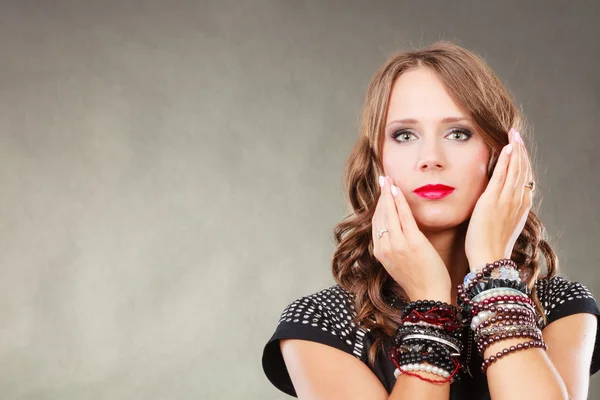 Mujer con joyas en vestido de noche negro — Foto de Stock