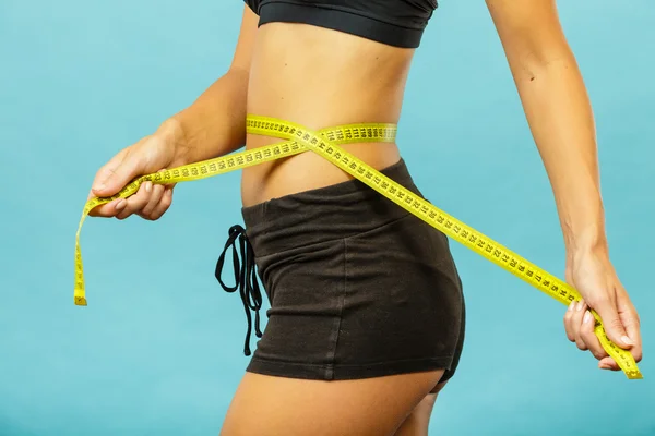 Fitness ragazza misurare il suo girovita — Foto Stock