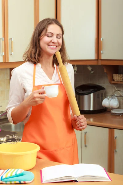 Планирование и приготовление пищи домохозяйкой — стоковое фото