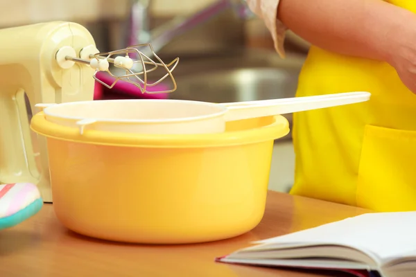 Housewife planning and preparing meal — Stock Photo, Image