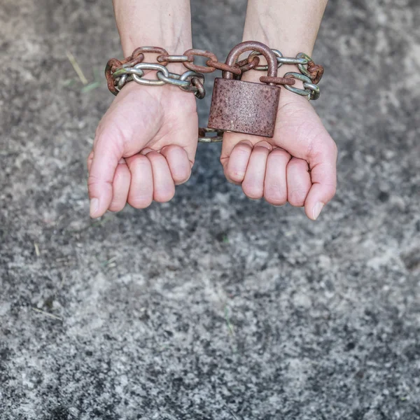 Mujer de cerca con las manos encadenadas — Foto de Stock
