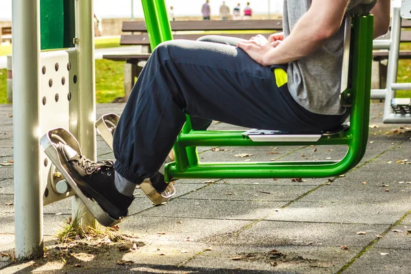 Hombre haciendo ejercicio en la pierna prensa al aire libre — Foto de Stock