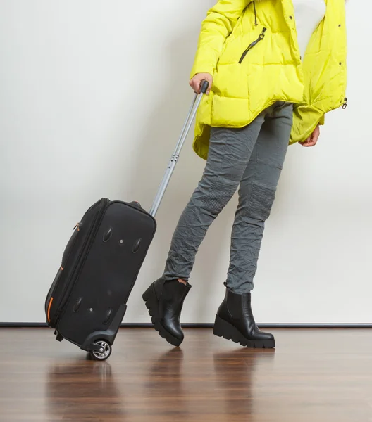 Frau in warmer Jacke mit Koffer. — Stockfoto