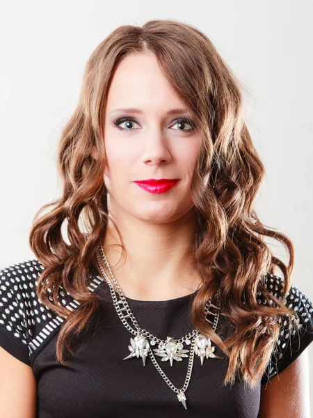 Mujer con collar en vestido de noche negro —  Fotos de Stock