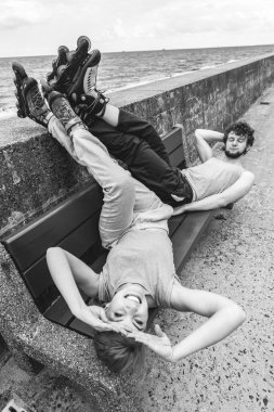 Arkadaşlar bankta rahatlatıcı gençler.