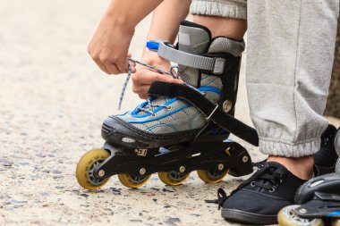 Tekerlekli paten üzerinde açık koyarak kadın.