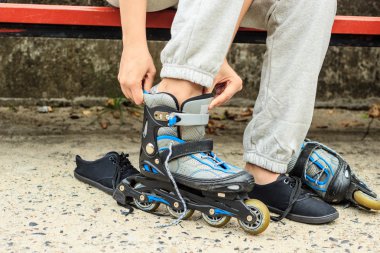 Tekerlekli paten üzerinde açık koyarak kadın.