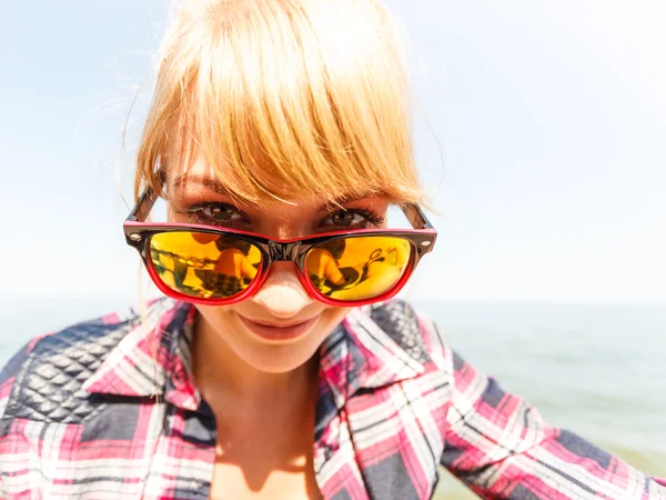 Happy jeune femme fille en plein air . — Photo