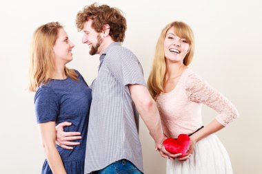 Yakışıklı adam ihanet kadınlar