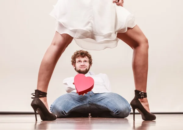 Homem com caixa de presente em forma de coração para mulher . — Fotografia de Stock