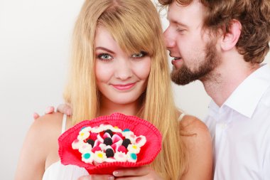 Sırrı tutmak kadın kulak Fısıldayan Adam.