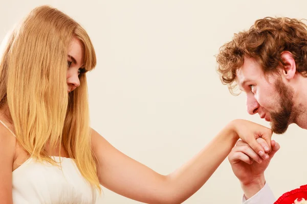 Um homem a dar flores a mulheres doces. Casal feliz — Fotografia de Stock